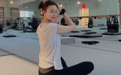 '권상우♥' 손태영, 요가로 만든 한 줌 허리…미국 생활 완전히 적응했네 [TEN★]