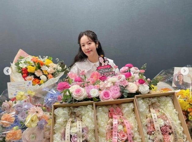 한지민, 꽃보다 빛나는 미모..."늘 고맙고 감사해요.."[TEN★]