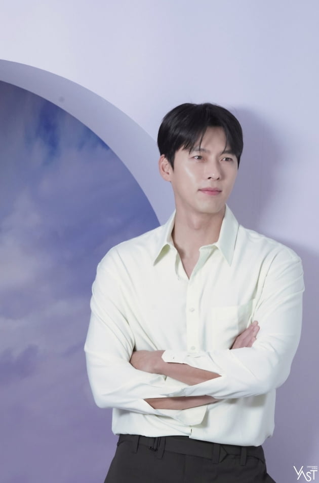 '손예진♥' 현빈, 퇴근길에 사가면 신혼집과 딱 어울릴 꽃다발…다정한 미소 [TEN★]
