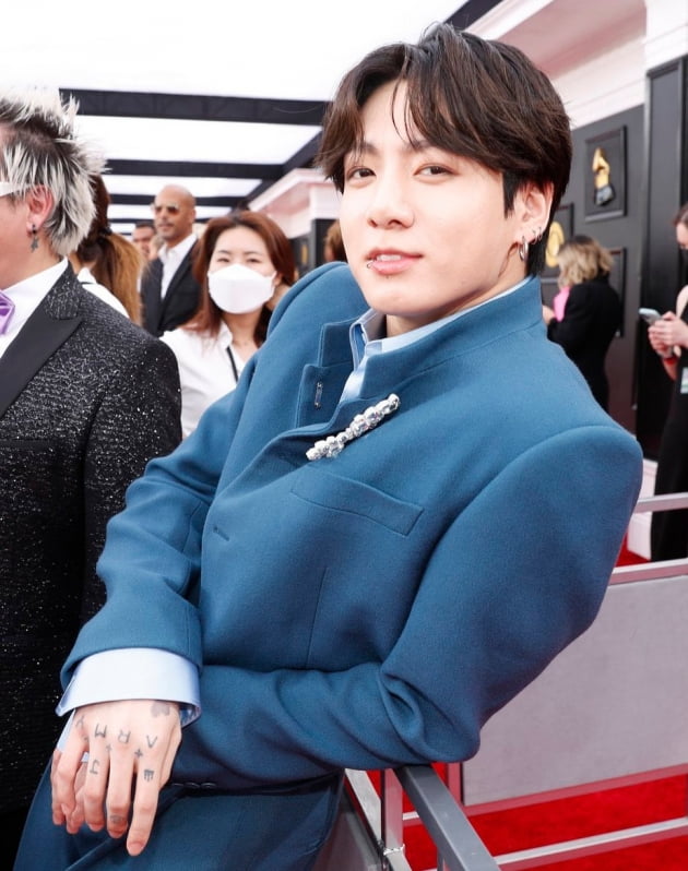방탄소년단 정국, 올해 그래미 '베스트 드레서' 선정…보그지도 홀렸다