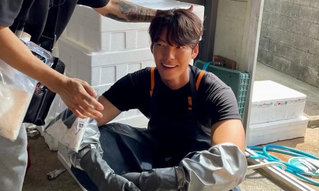 '신민아♥' 김우빈, 태평양처럼 넓은 어깨+탄탄한 팔뚝­…드라마 복귀 D-DAY[TEN★]