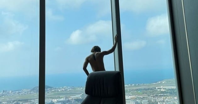 현아, 상의 탈의한 ♥던 옷차림 단속 "옷 입으세요"[TEN★]