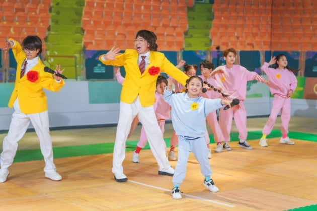 정동원, '아육대' 중계 캐스터 데뷔…'뽕숭아' 병아리의 폭풍 성장('개나리학당')