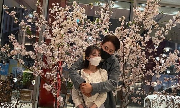 '신혼' 아야네, 5성급 호텔서 즐긴 데이트…♥이지훈 백허그에 수줍[TEN★]