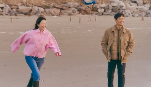 신민아, 이병헌과 붉은 노을 아래 행복한 시간…그림 같네('우리들의 블루스')