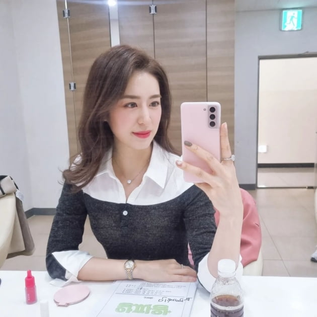 '주진모♥' 민혜연, 알 굵은 반지로 우아함UP…장시간 녹화에 피로해진 얼굴 [TEN★]