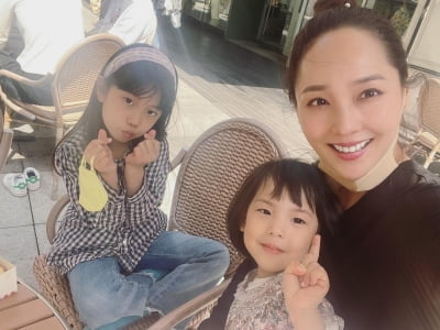 '기태영♥' 유진, 똑 닮은 로희-로린 자매와 카페 데이트…원조 요정과 리틀 요정 [TEN★]