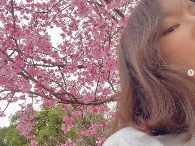 김아중, 꽃놀이중 방부제 미모 발산...김정은 "니가더이쀼다👍"[TEN★]