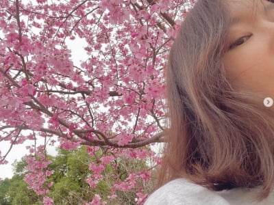 김아중, 꽃놀이중 방부제 미모 발산...김정은 "니가더이쀼다 "[TEN★]