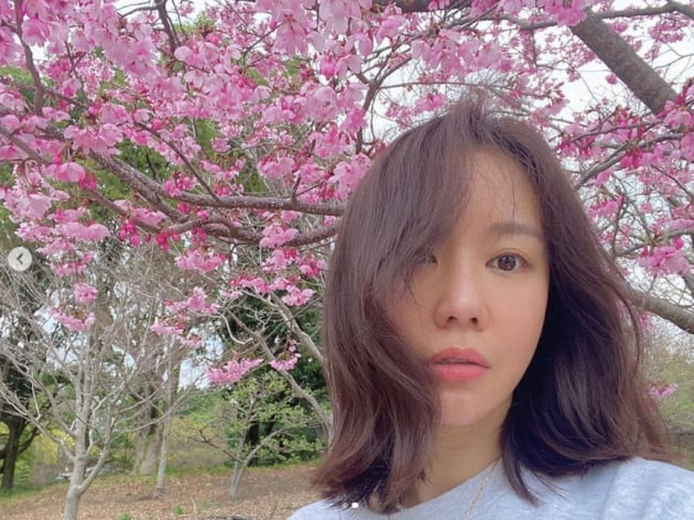 김아중, 꽃놀이중 방부제 미모 발산...김정은 "니가더이쀼다👍"[TEN★]