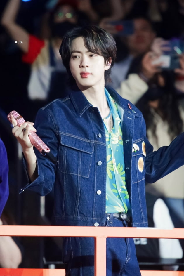 방탄소년단 진, 진심을 전하다.. 아미 사랑해 하트