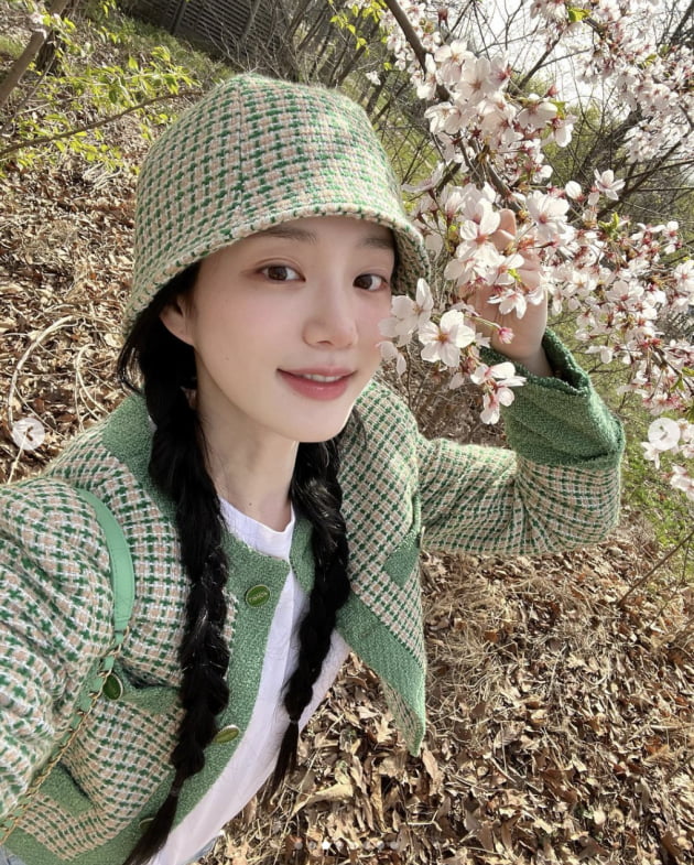 이유비, 샴페인까지 챙긴 피크닉…혹시 데이트? [TEN★]