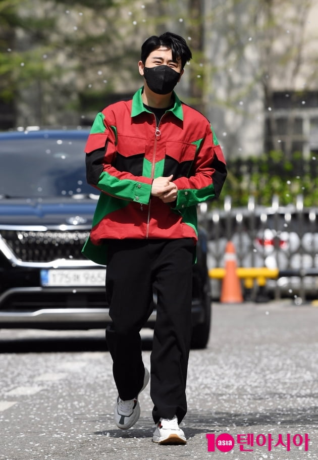 [TEN 포토] 영탁 '여의도 벗꽃 흩날리던 날~'