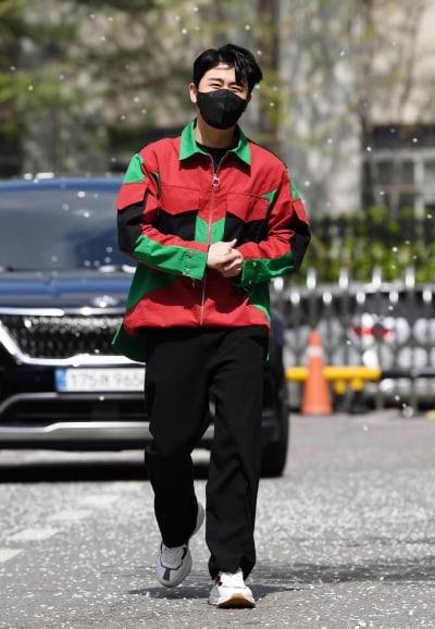 [TEN 포토] 영탁 '여의도 벗꽃 흩날리던 날~'