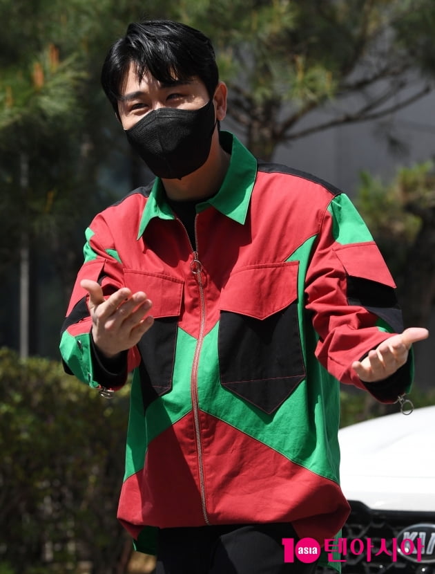[TEN 포토] 영탁 '태양아래 반사되는 멋짐'