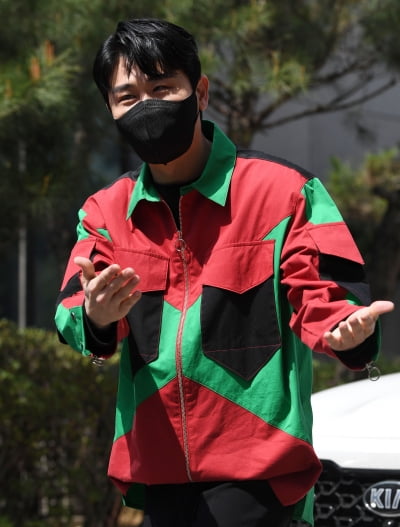 [TEN 포토] 영탁 '태양아래 반사되는 멋짐'