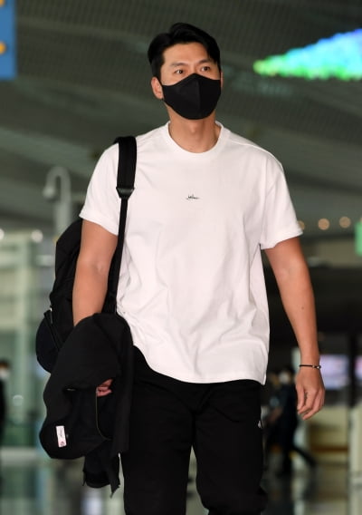 [TEN 포토] 현빈 '흰티만 입어도 빛나네'
