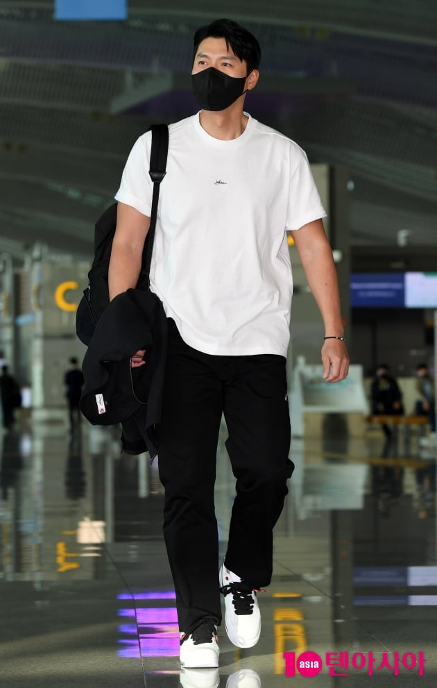 [TEN 포토] 현빈 '멀리서 봐도 딱 현빈'