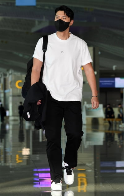 [TEN 포토] 현빈 '멀리서 봐도 딱 현빈'