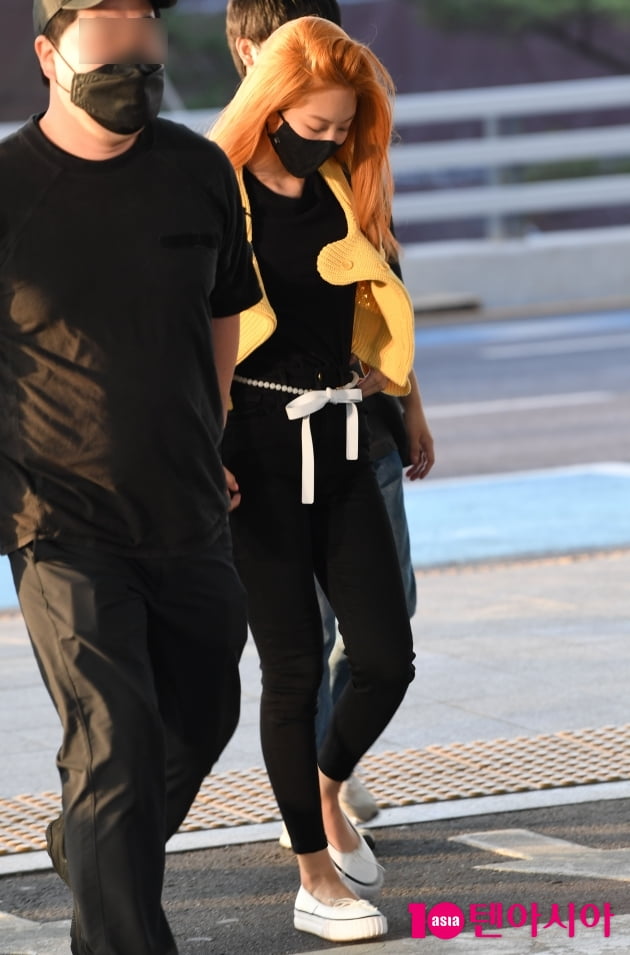 [TEN 포토] 블랙핑크 제니 '특급경호 받으며 출국'