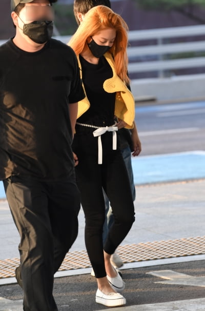 [TEN 포토] 블랙핑크 제니 '특급경호 받으며 출국'