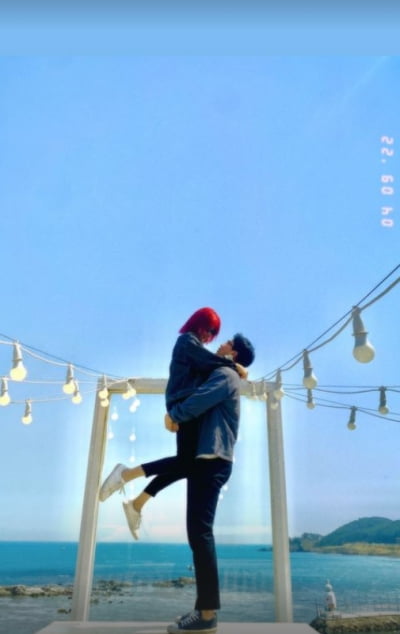 '故 최진실 딸' 최준희, 남친과 뽀뽀하기 3초전...행복한 바다 여행[TEN★]