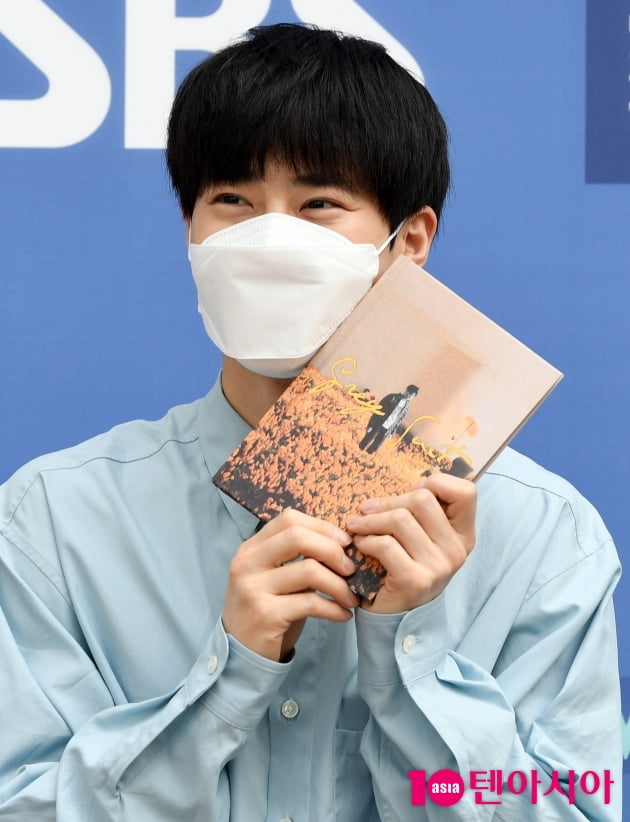 [TEN 포토] 엑소 수호 '내 앨범 너무 좋아요'