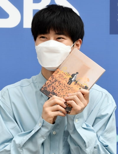 [TEN 포토] 엑소 수호 '내 앨범 너무 좋아요'