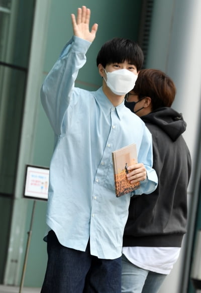 [TEN 포토] 엑소 수호 '흥 넘치는 출근길'