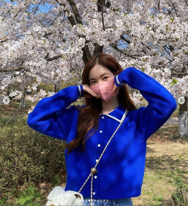 진세연, 이쁜 꽃 옆에 또 이쁜애...CG같은 다리길이[TEN★]