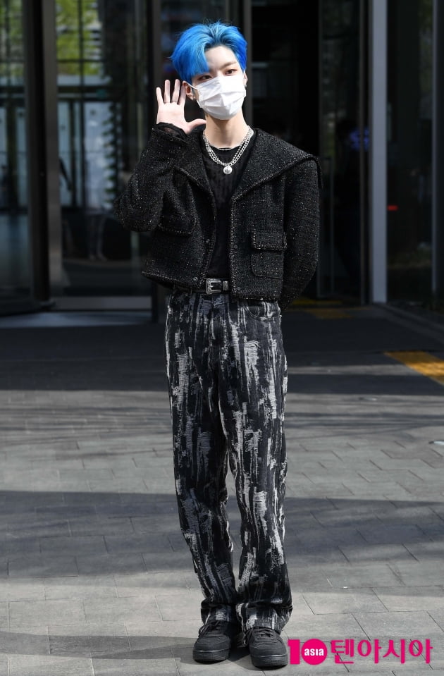 [TEN 포토] 나인아이 지호 '햇빛에 더해진 블루'