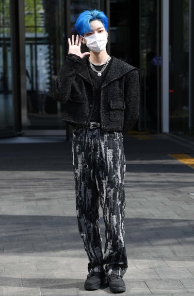 [TEN 포토] 나인아이 지호 '햇빛에 더해진 블루'