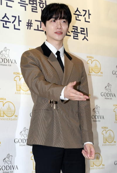 [TEN 포토] 이준호 '완벽한 수트핏 보인 이산'