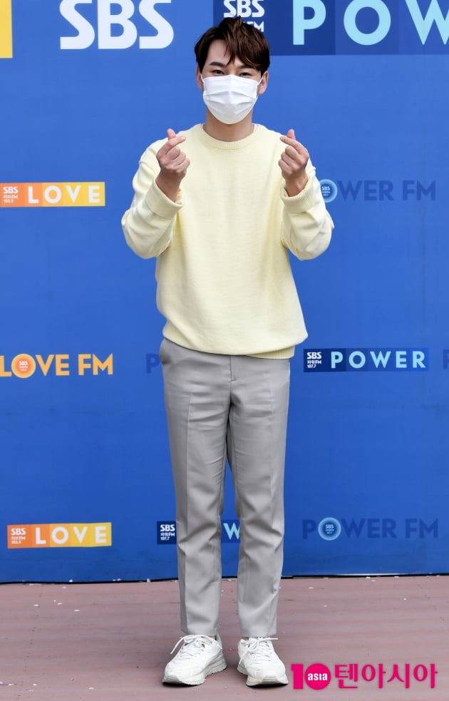 [TEN 포토] 박서진 '화사한 봄패션'
