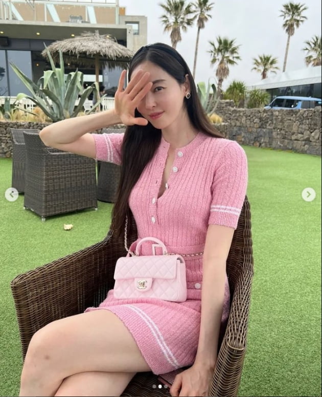 이다희, 러블리한 핑크 원피스...제주도를 빛낸 미모[TEN★]