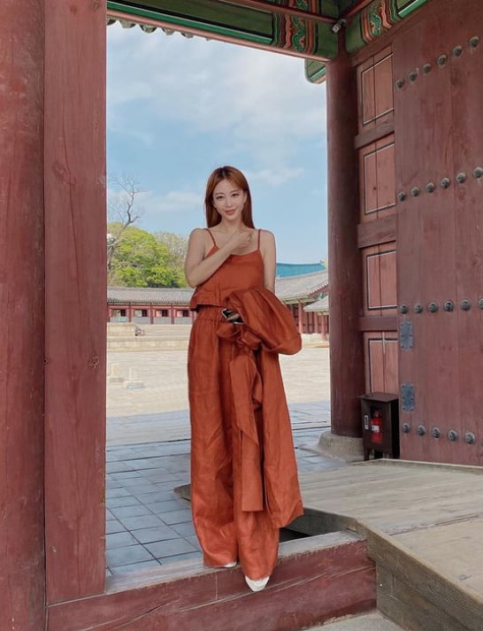한예슬, 10살 연하 남친이 구해줬나?…'궁'이랑 찰떡 패션 [TEN★]