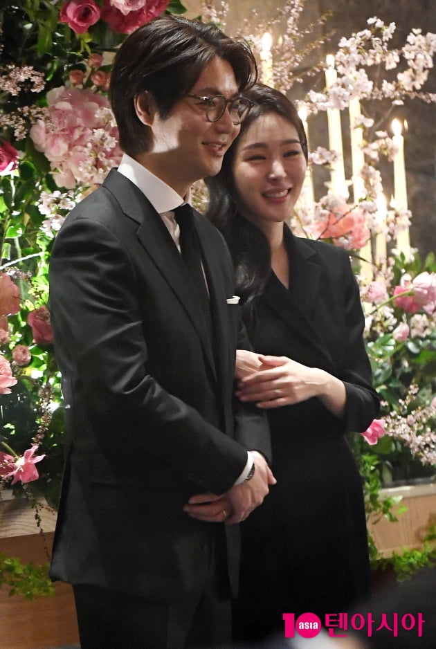 [단독][TEN 포토] 김태현♥미자 결혼 '부부로 팔장끼고 행진'