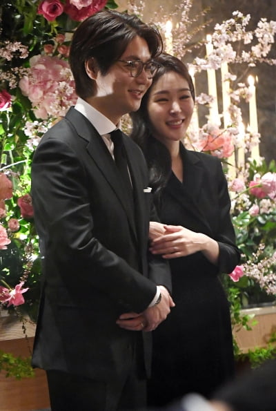 [단독][TEN 포토] 김태현♥미자 결혼 '부부로 팔장끼고 행진'