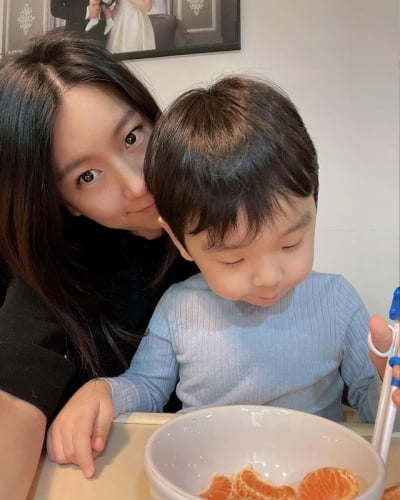 '이필모♥' 서수연, 먹덧 중인데…귤 먹는 귀염 뽀짝 子 담호 포착[TEN★]