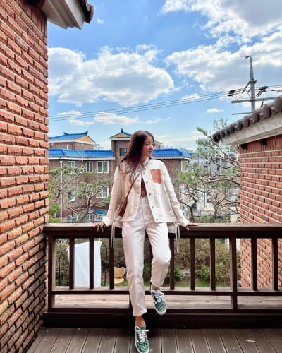 '사업가♥' 이시영, 명품 L사 재킷+가방 걸치기만 했는데…귀염 뽀짝 그 자체[TEN★]