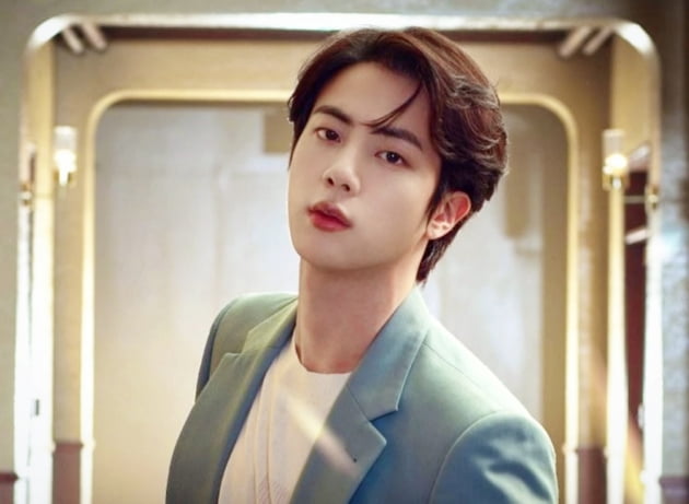 방탄소년단 진, 글로벌 롱런 인기 'Yours' 22주 & '슈퍼 참치' 18주 ..'빌보드 핫 트렌딩 주간차트'