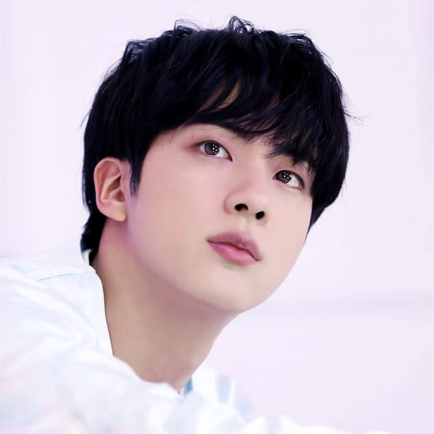 방탄소년단 진, 글로벌 롱런 인기 'Yours' 22주 & '슈퍼 참치' 18주 ..'빌보드 핫 트렌딩 주간차트'