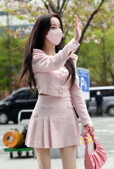 [TEN 포토] 케이 '벗꽃과 깔맞춤 룩'