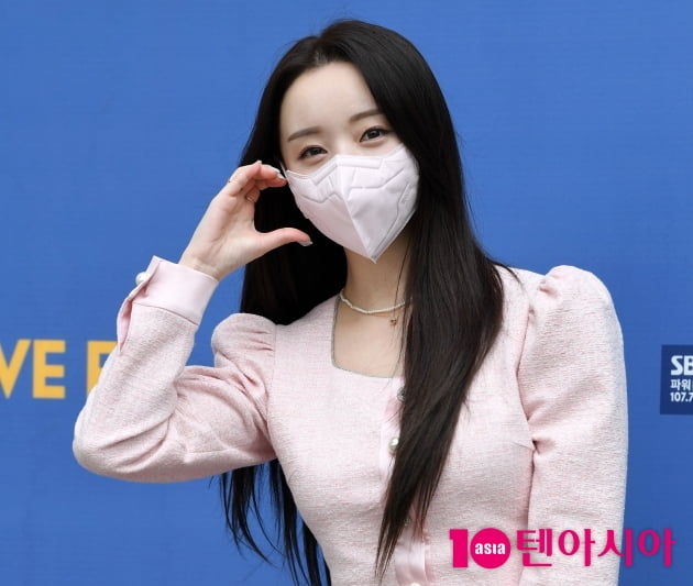 [TEN 포토] 케이 '앙증맞은 볼하트'