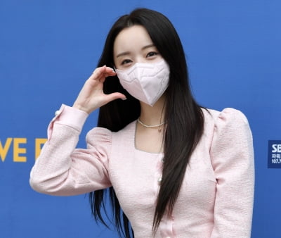 [TEN 포토] 케이 '앙증맞은 볼하트'
