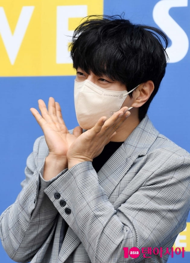 [TEN 포토] 황치열 '방송국에 이쁜 꽃이 피었습니다'