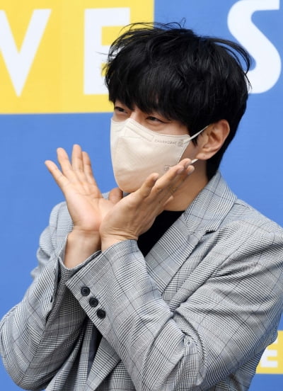 [TEN 포토] 황치열 '방송국에 이쁜 꽃이 피었습니다'