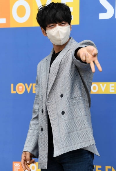 [TEN 포토] 황치열 '인싸브이 인사드려요'