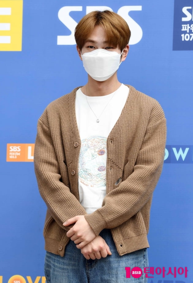 [TEN 포토] 샤이니 온유 '두 손 모아 다소곳하게'