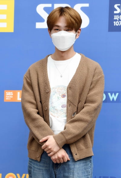 [TEN 포토] 샤이니 온유 '두 손 모아 다소곳하게'